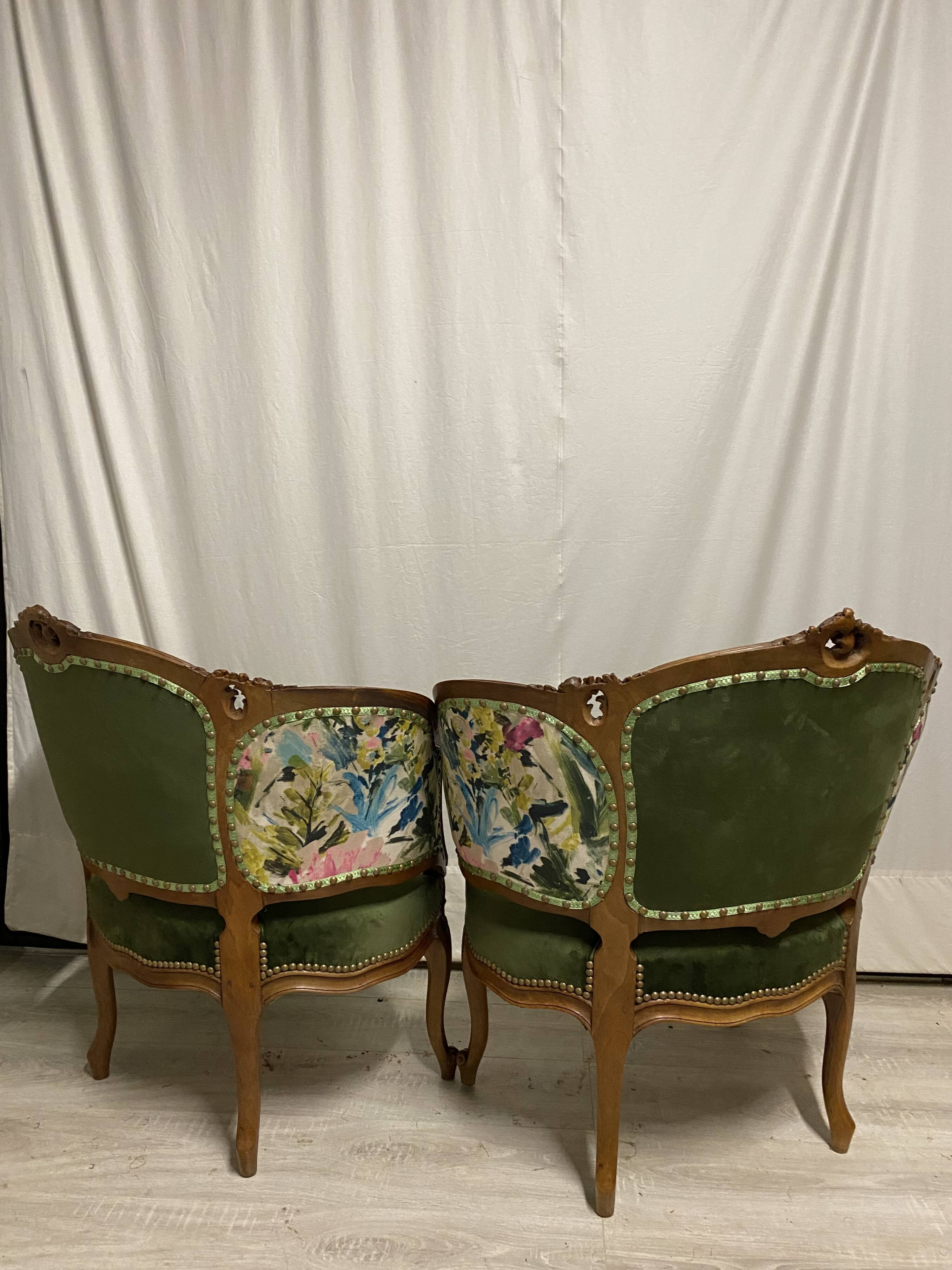 Paire de fauteuils en bois sculpté, XXème s.