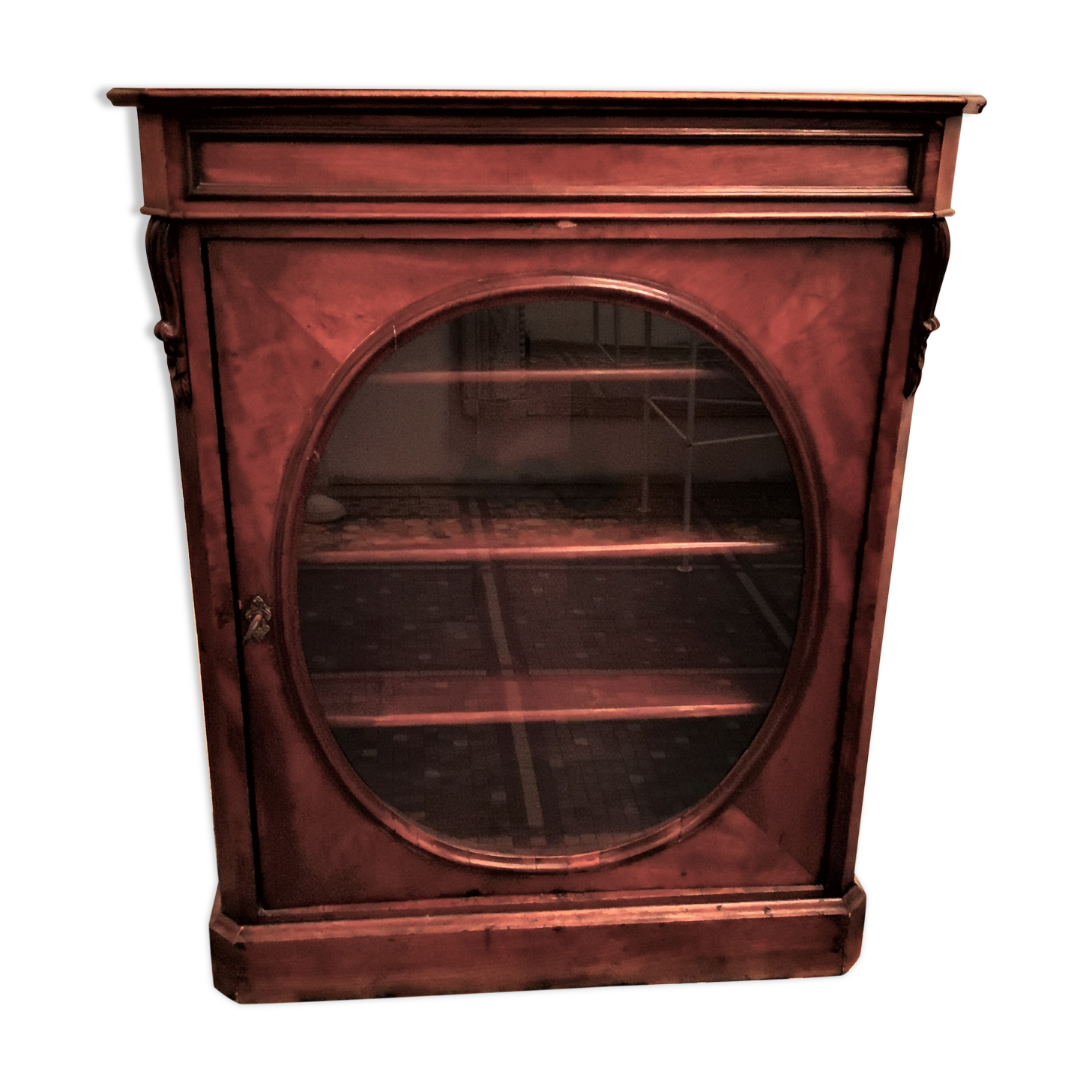 Old wood showcase with English charm