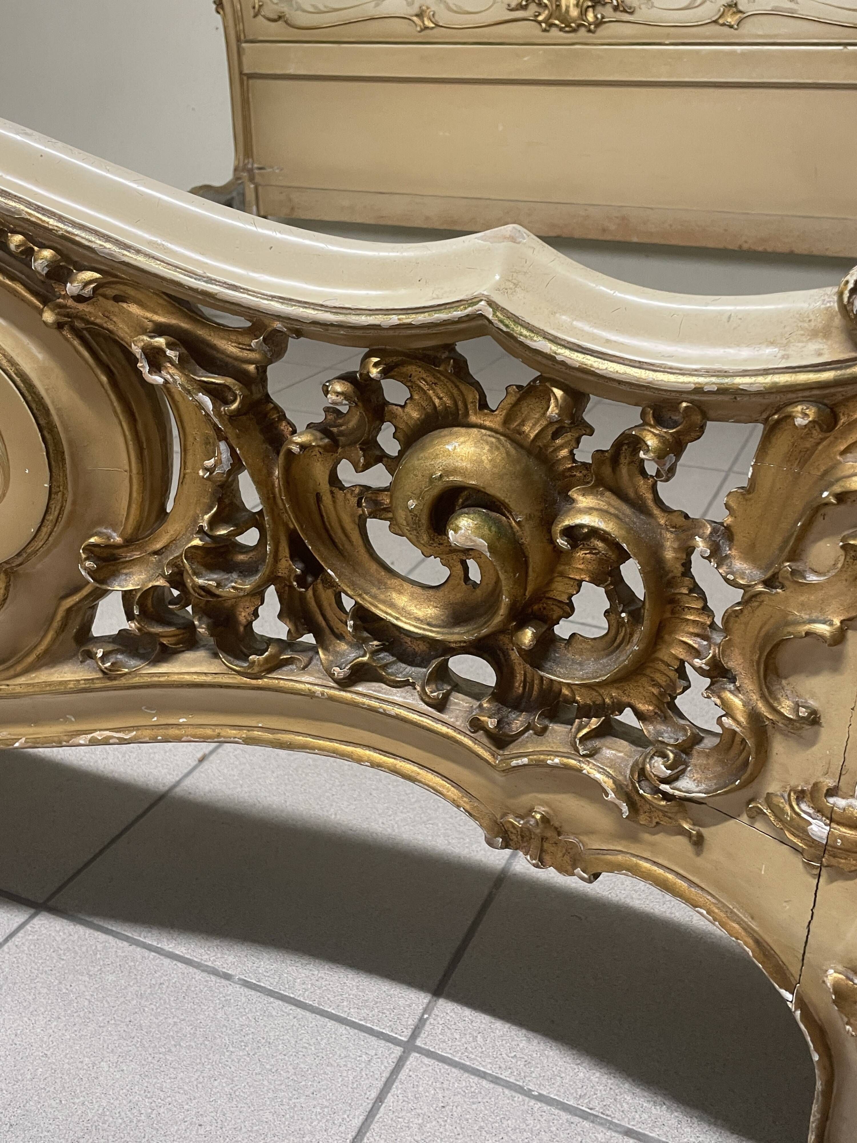 Lit matrimonial des années 40 dans le style Louis XV.