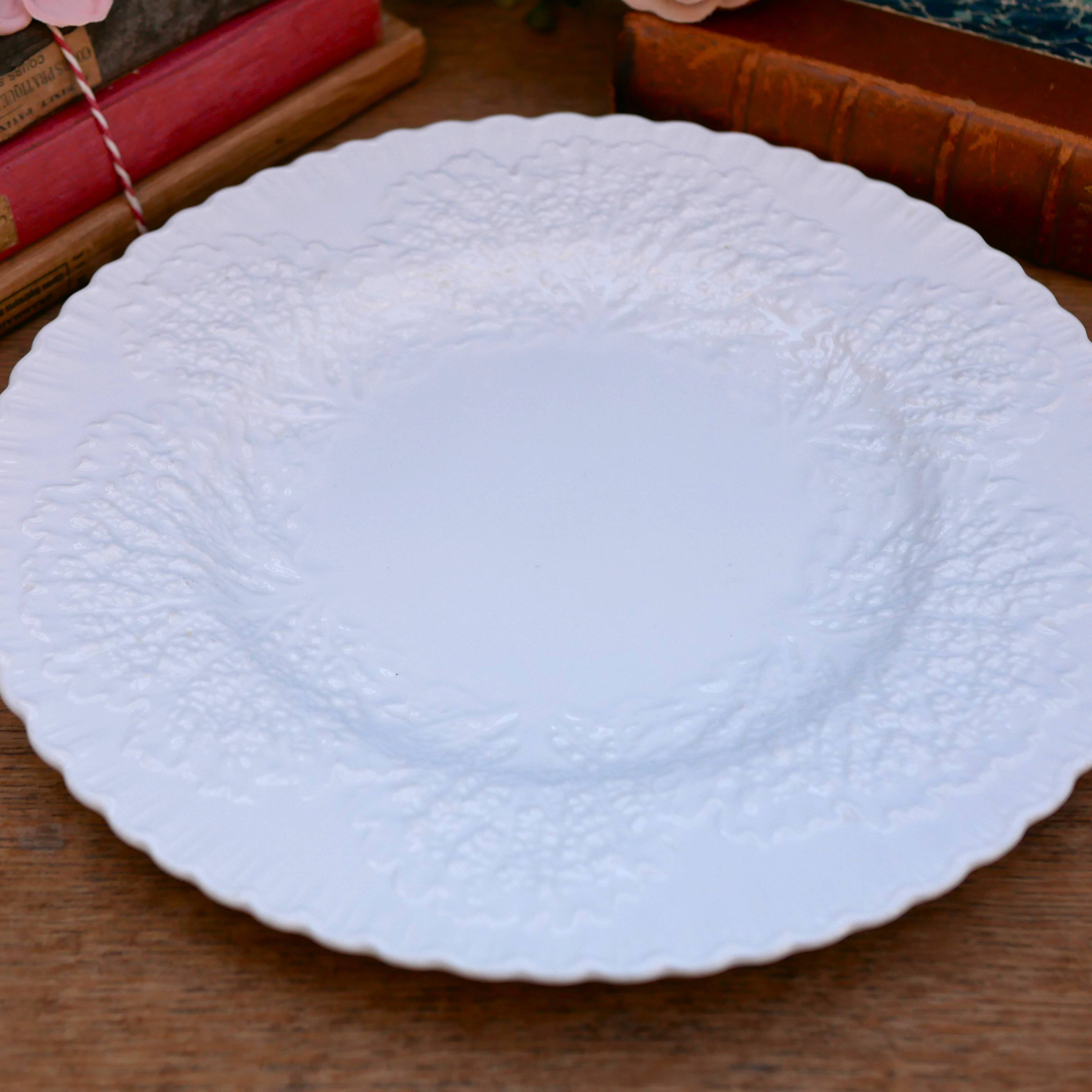 Spode Savoy dinner plate with embossed cabbage leaf pattern