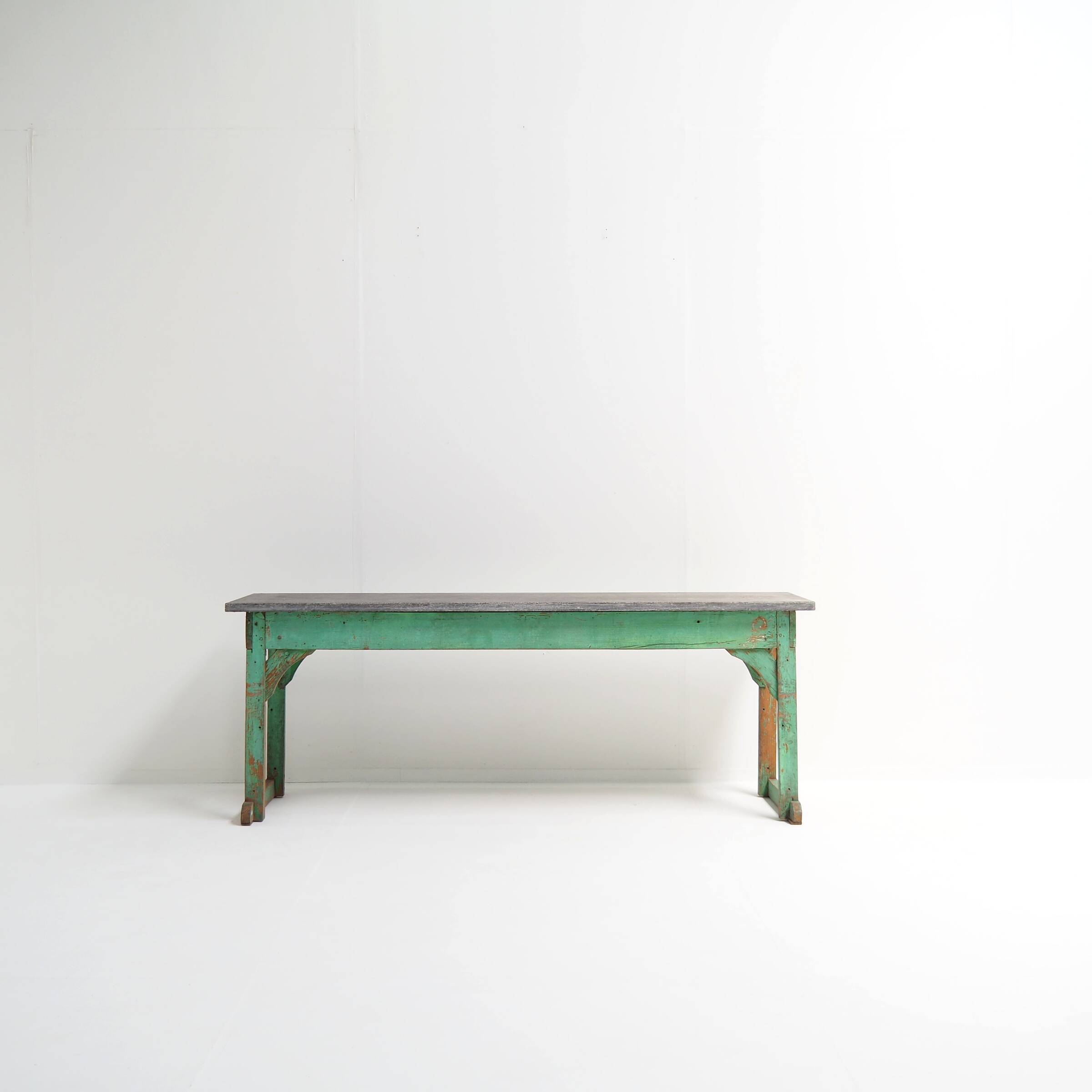 Side table or console with a robust design and high decorative value.