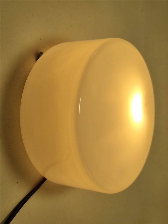 Ceiling light in white opal. Round-shaped light fixture, made of white glass, ut