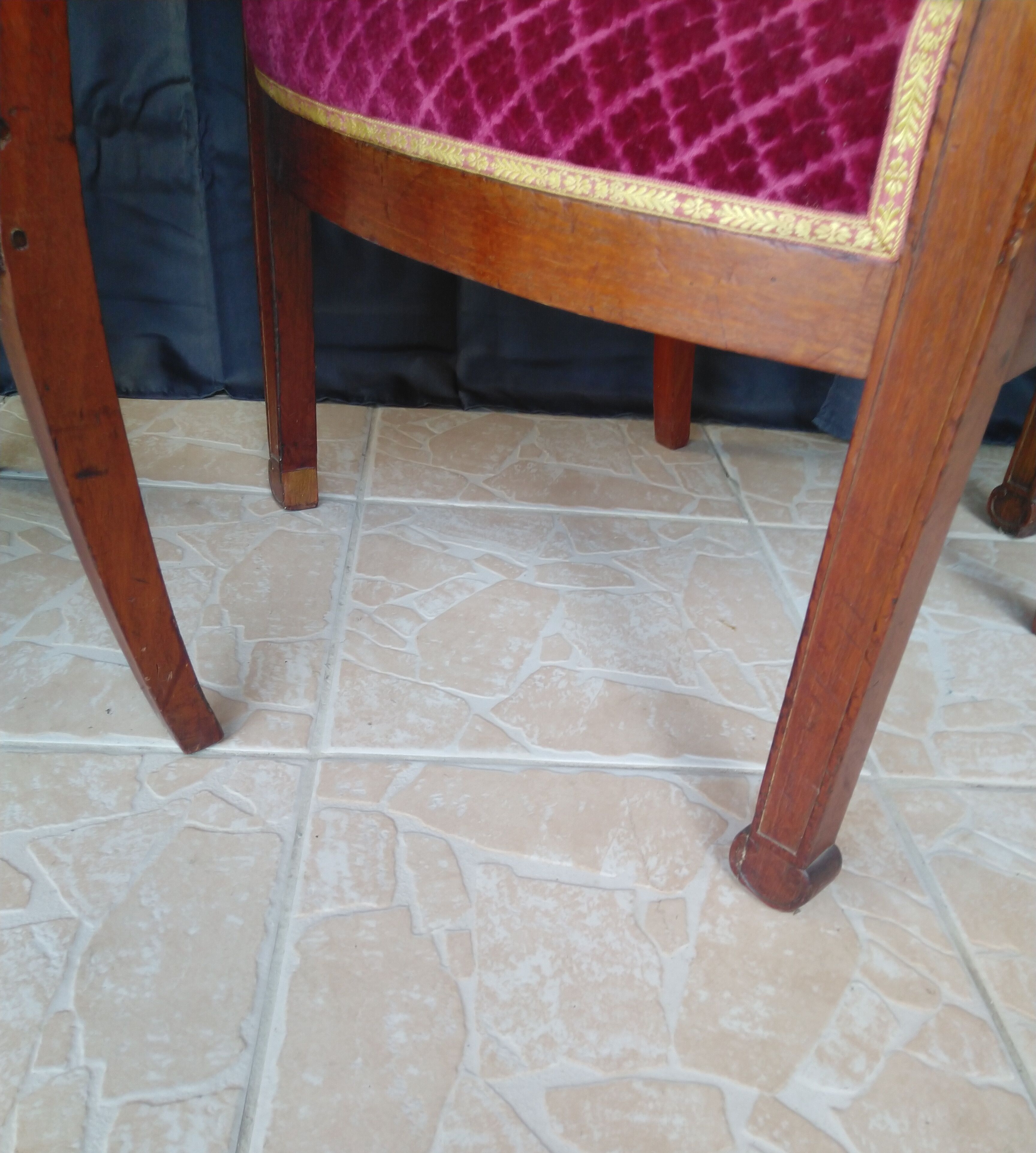Suite de 4 fauteuils Directoire en acajou