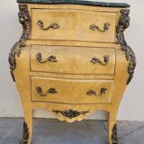 Commode galbée style Louis XV en marqueterie en loupe d'orme et bronze