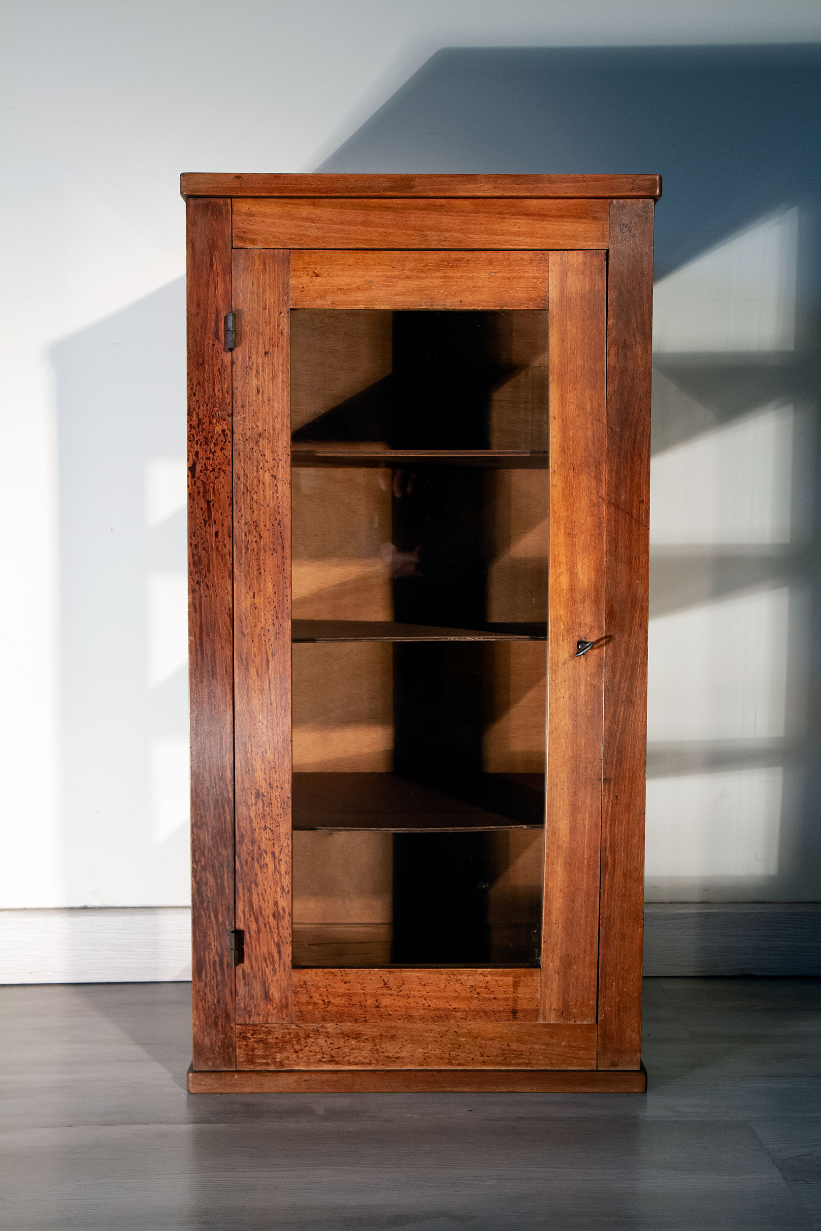 Old showcase to install in oak