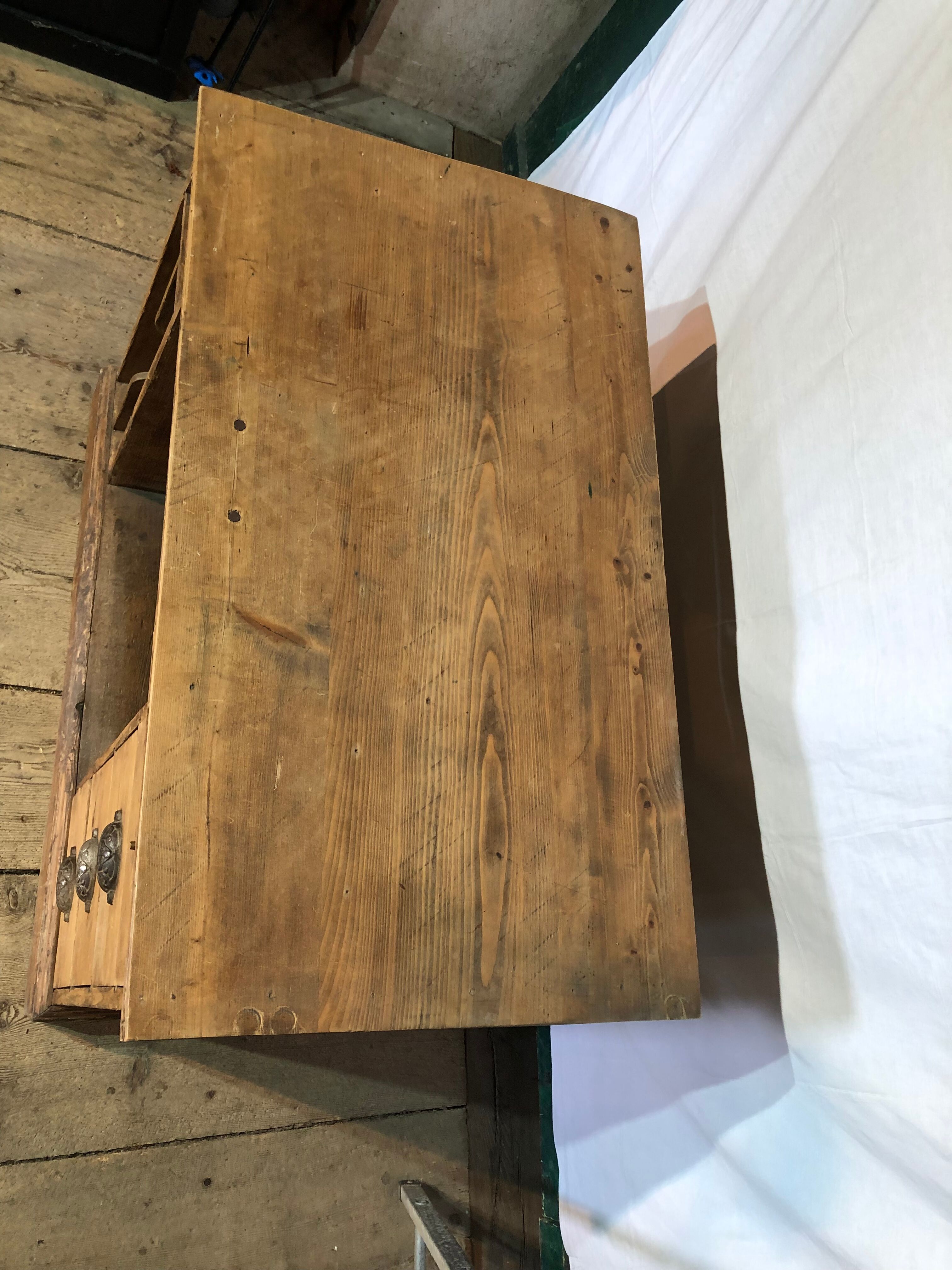 Bureau d’un maître d’école et sa chaises