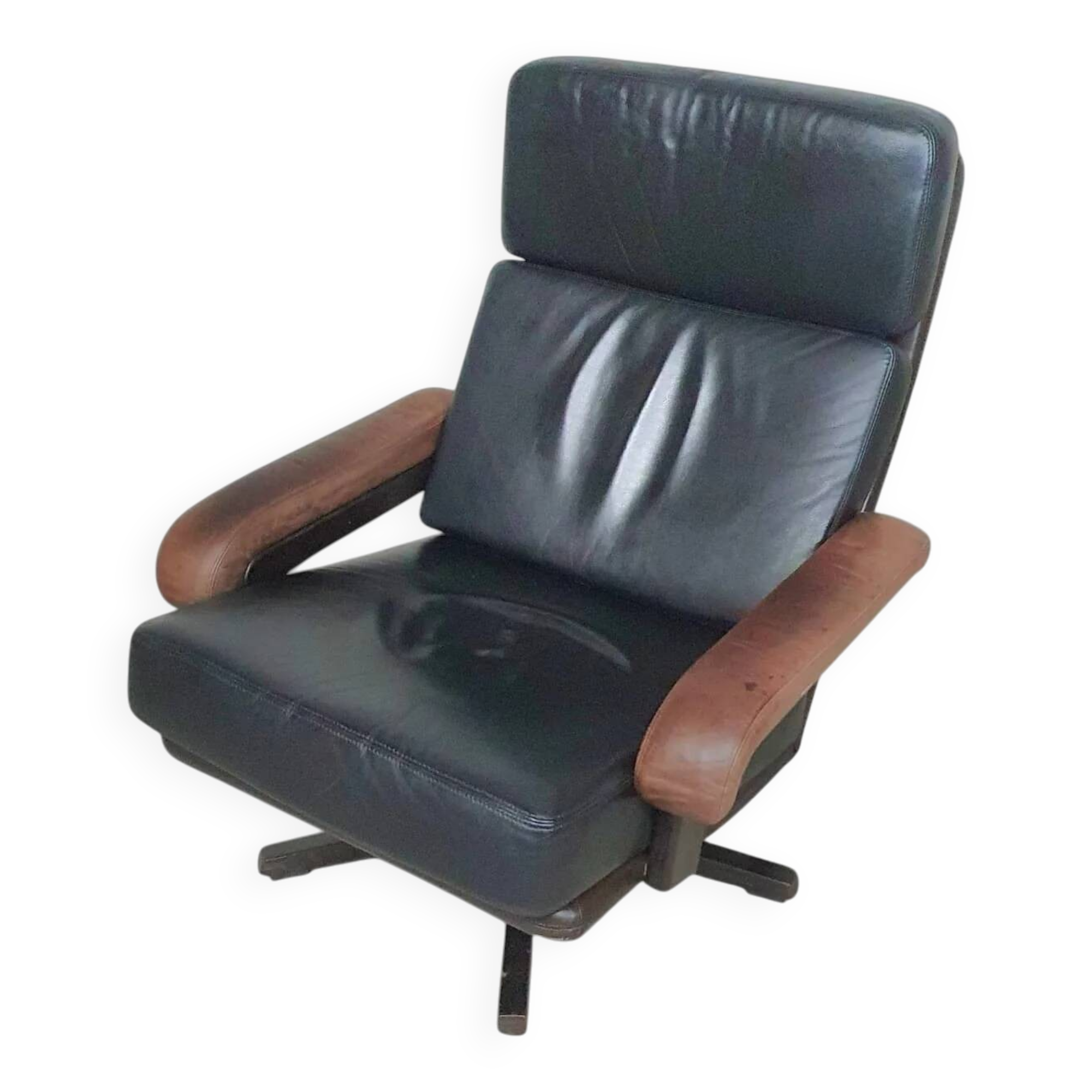 Beautiful vintage design Leolux swivel armchair, made in brown / dark brown / black leather and wooden frame