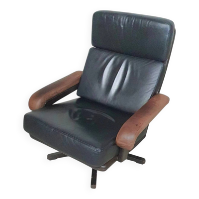 Magnifique fauteuil pivotant Leolux au design vintage, fabriqué en cuir marron / marron foncé / noir et cadre en bois