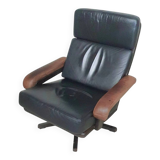 Beautiful vintage design Leolux swivel armchair, made in brown / dark brown / black leather and wooden frame