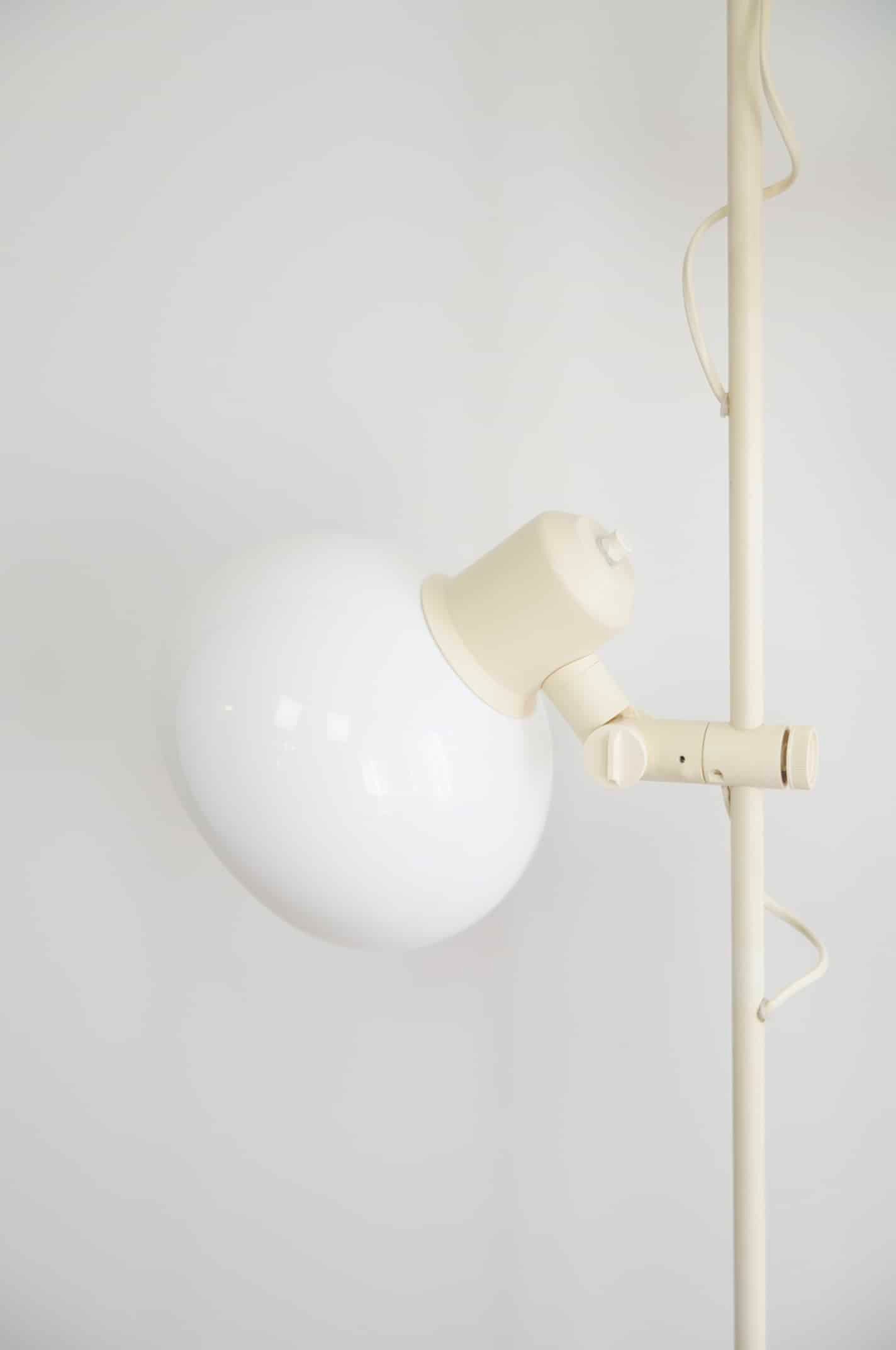 Lampadaire en métal blanc en forme de champignon