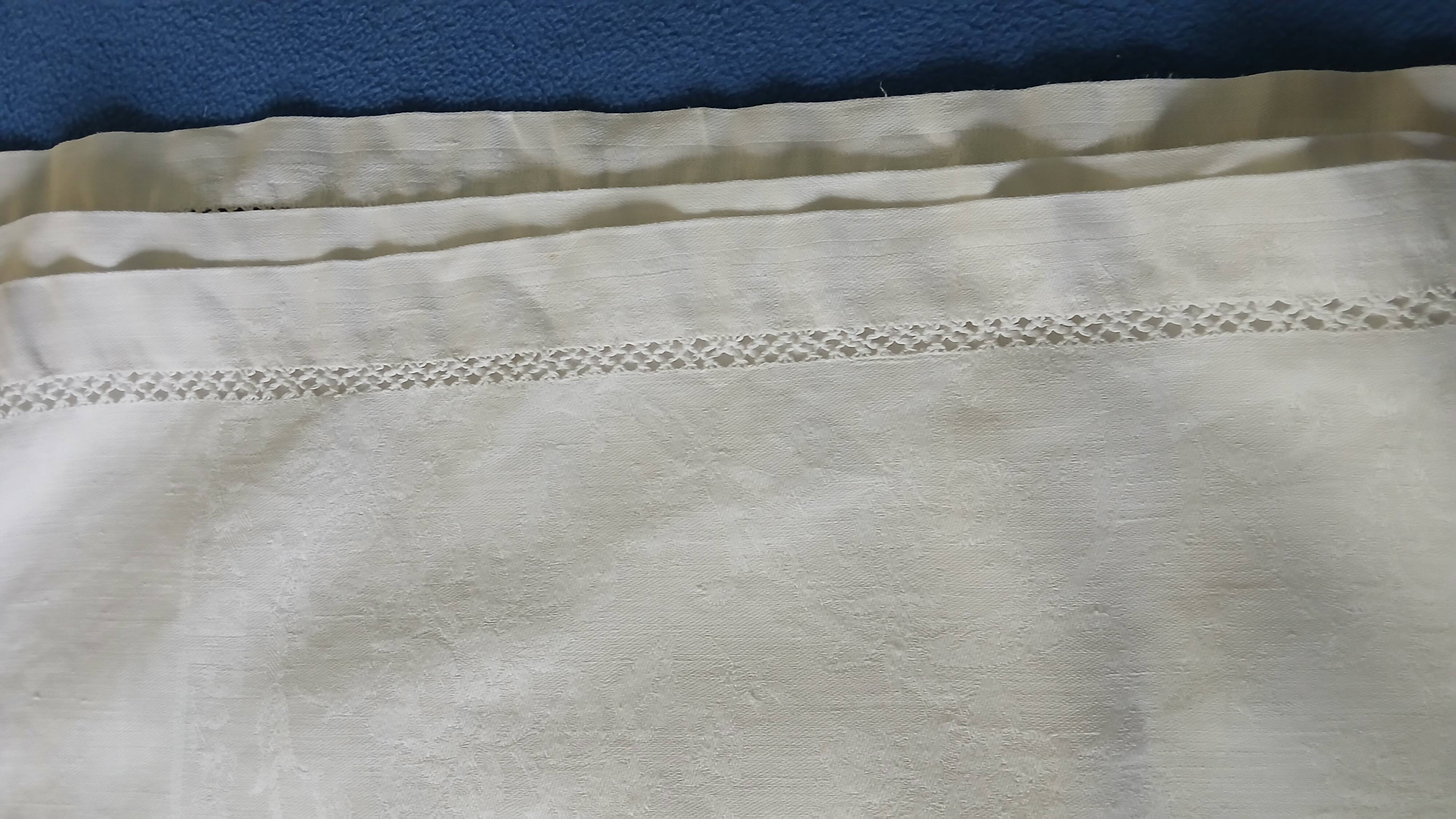 Nappe ancienne brodée et 12 serviettes