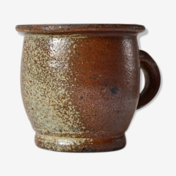 Pot with handle