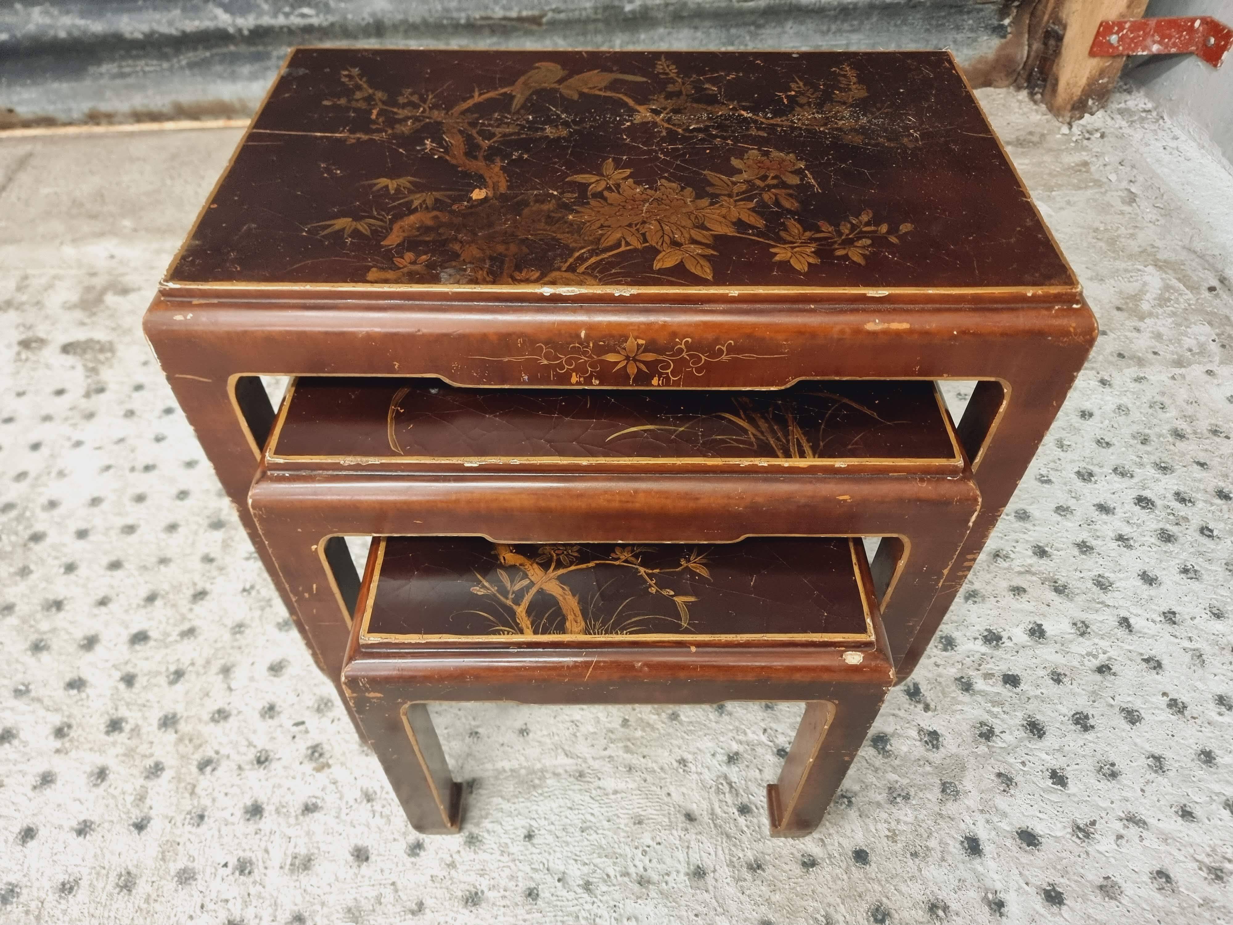 Ancien ensemble de tables gigognes de style oriental