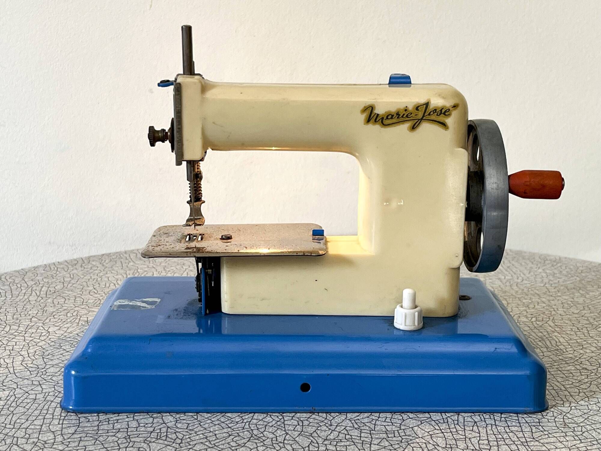 "Marie-José" sewing machine in metal and plastic, children's toy from the 1950s