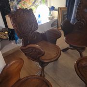 Chaises en bois plein sculpté inspiré des formes organiques par Gaudi