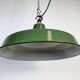 Lampe à suspension industrielle en émail vert, années 1960