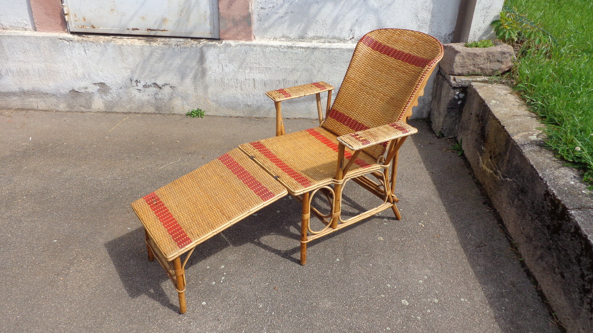 Wicker lounge chair