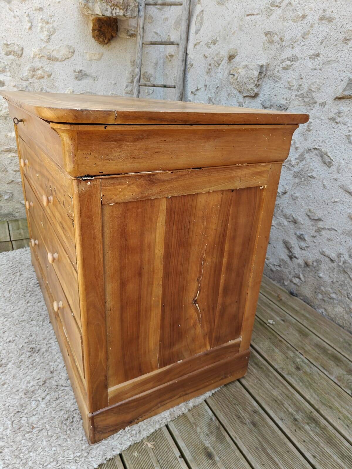 Walnut chest of drawers