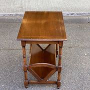Meuble porte-revues table d'appoint en bois teinté style anglais néo-classi