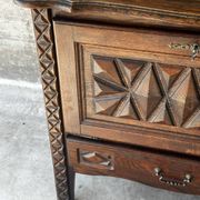 Petit meuble de rangement en chêne sculpté – circa 1930