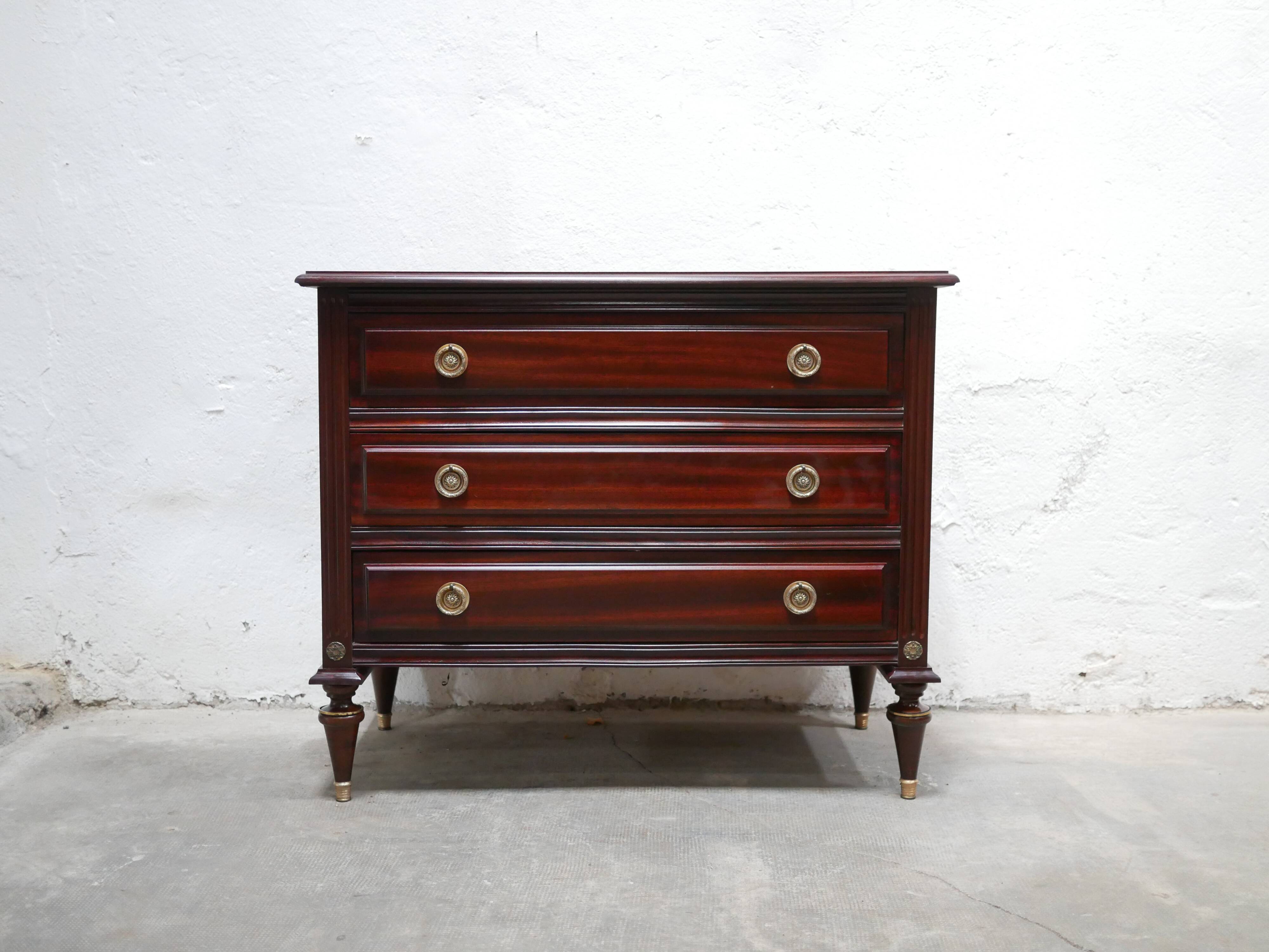 Commode ancienne en bois de style Louis XVI