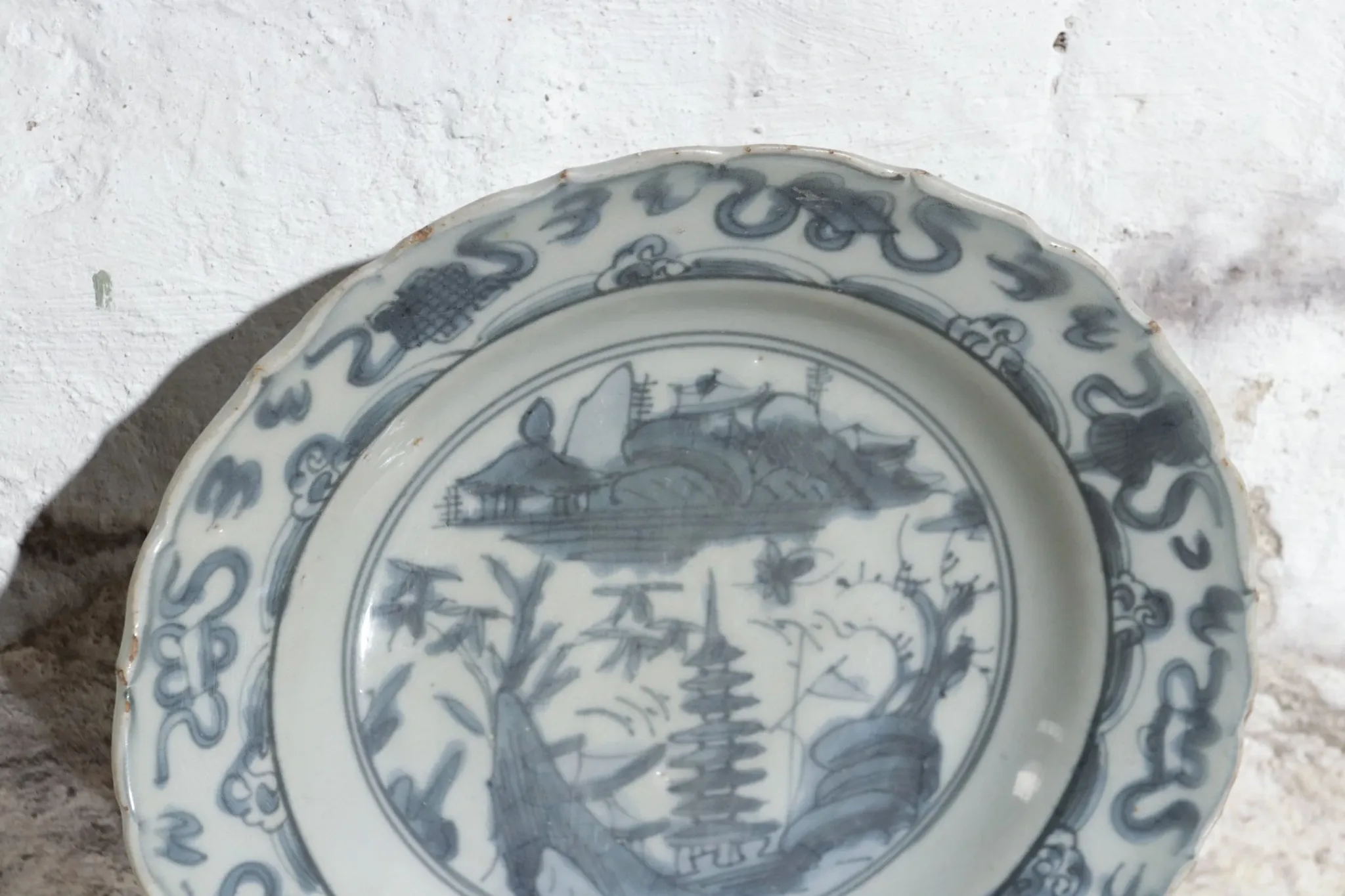 Chinese Swatow dish with pagoda landscape – late Ming, ca. 1600