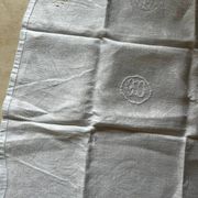 Lot de six serviettes de table anciennes en damassé, monogramme brodé