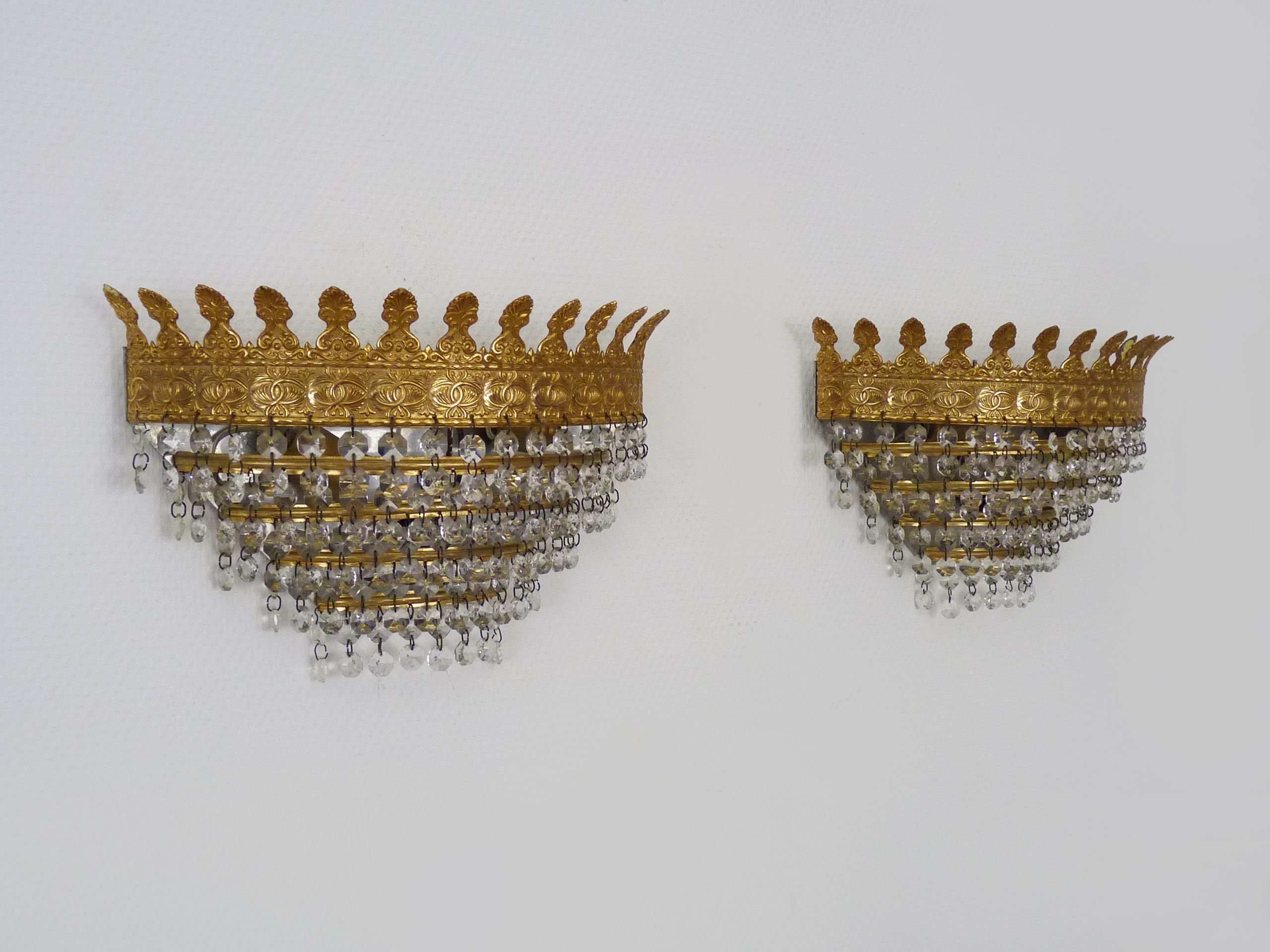 Pair of vintage wall lamps double lights with glass and brass grapevines. Year 70 80