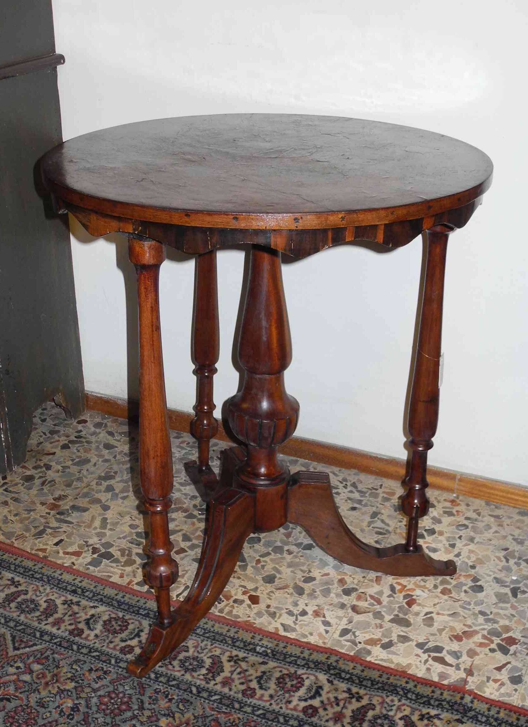 Antique English round table. Petite table ronde anglaise