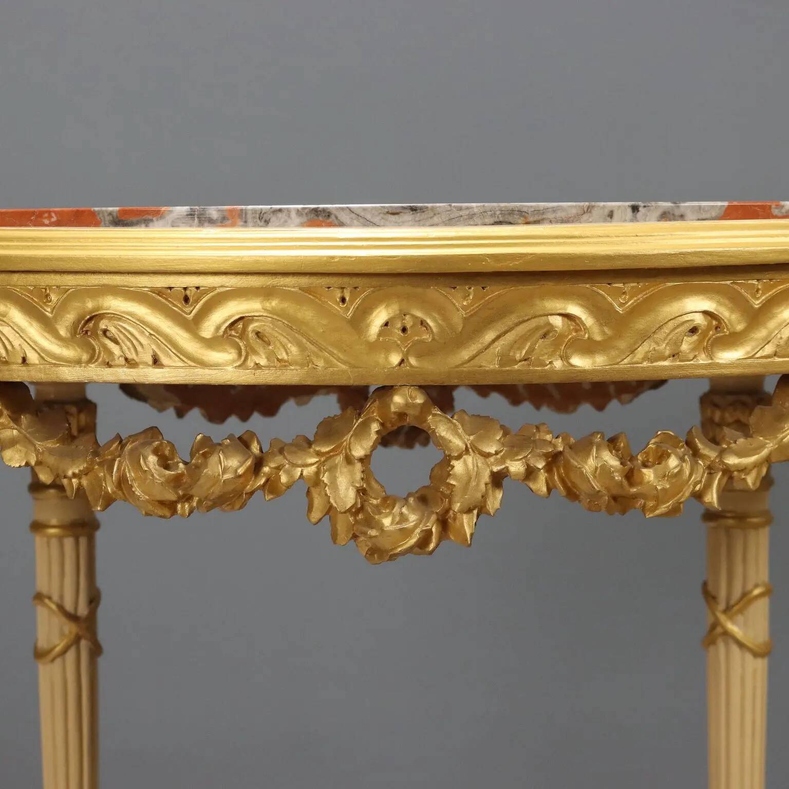 Table style néoclassique en bois sculpté XIXe siècle
