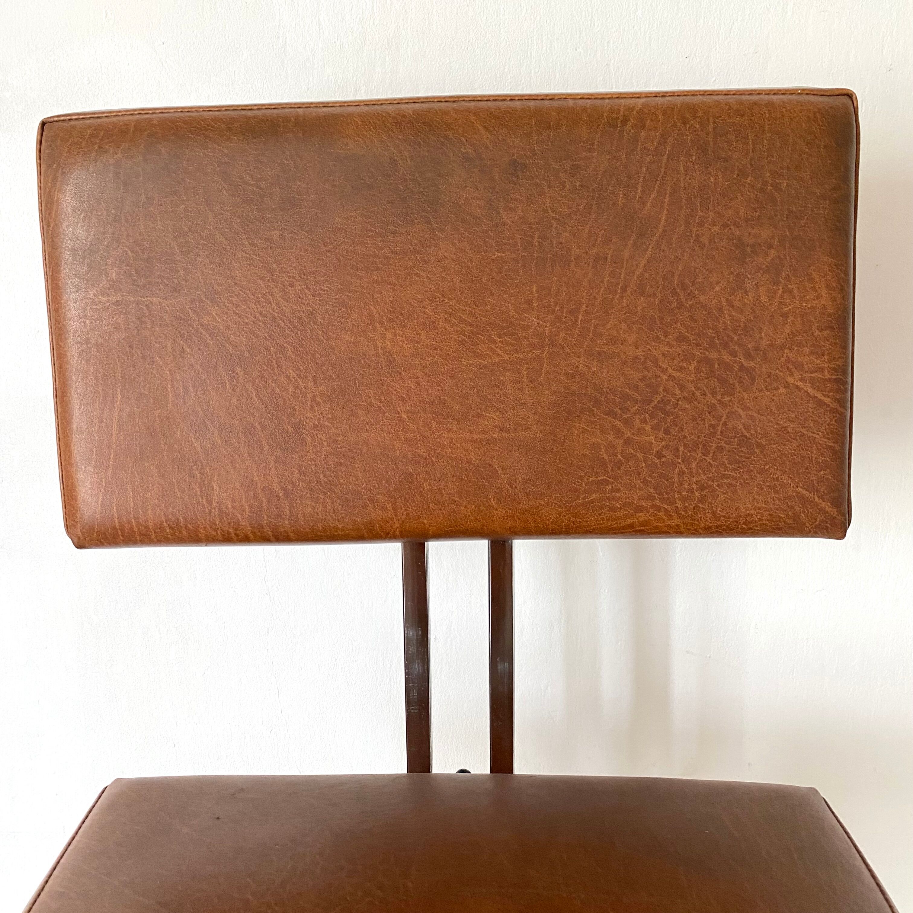 Vintage industrial office chair in skaï