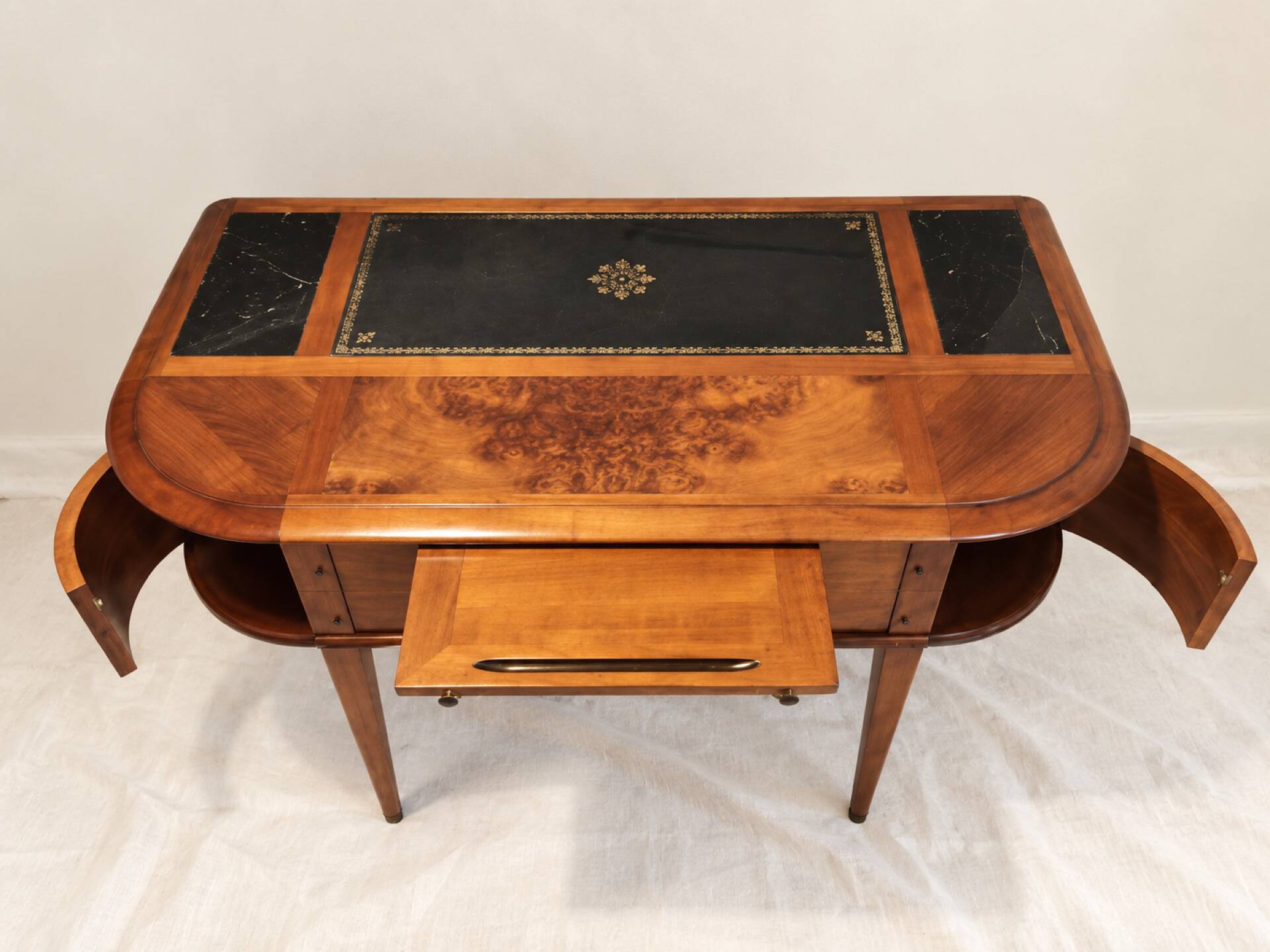 Bureau vintage façade galbée, cuir noir, bronze –compartiments secrets