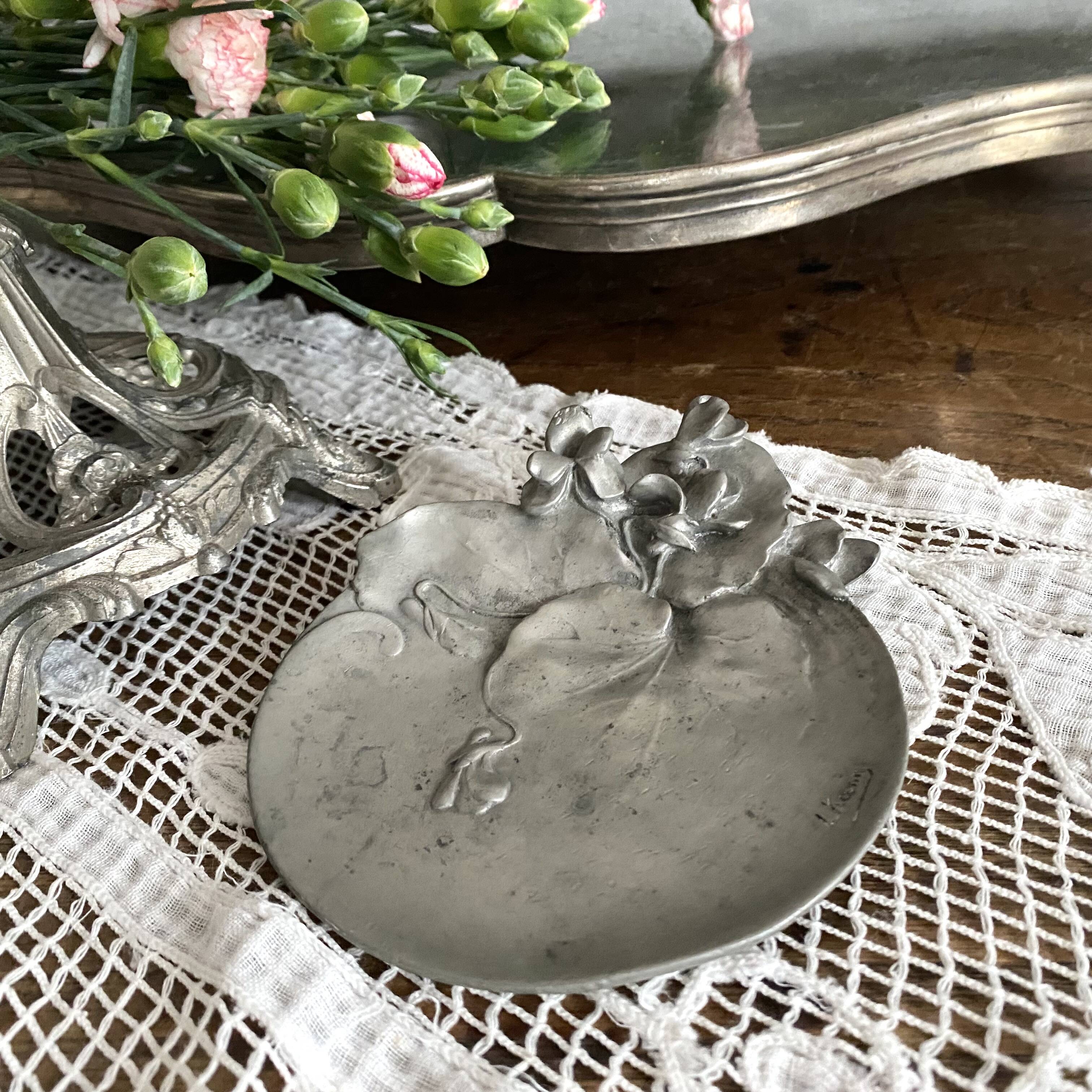 Art Nouveau ashtray in pewter signed L. Kann, foundry Siot-Decauville