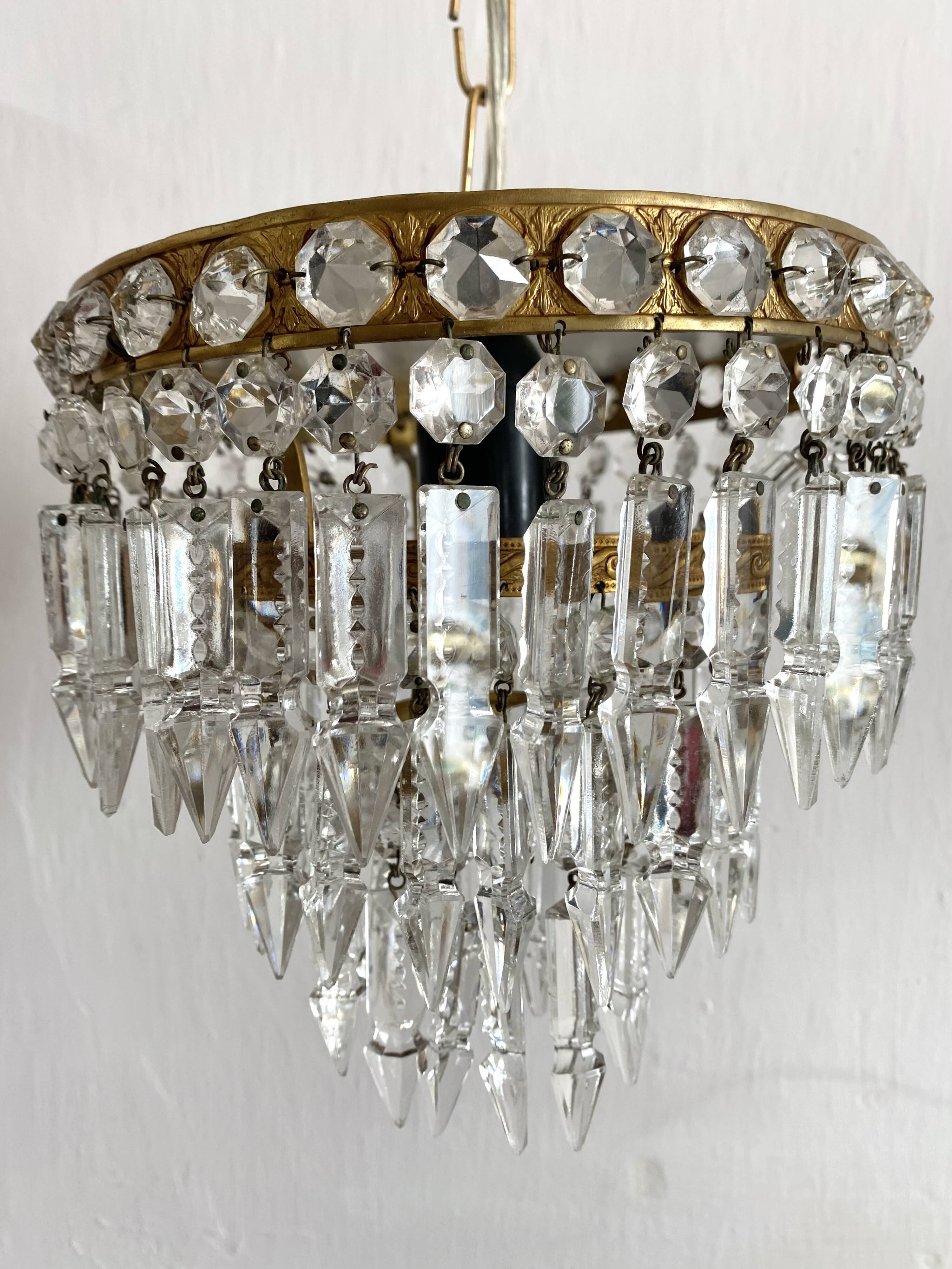 Ceiling light or pendant light with tassels