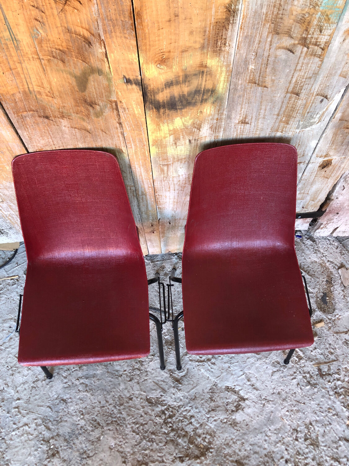 Pair of grosfillex chairs ref 2005 black metal and vintage burgundy shell -