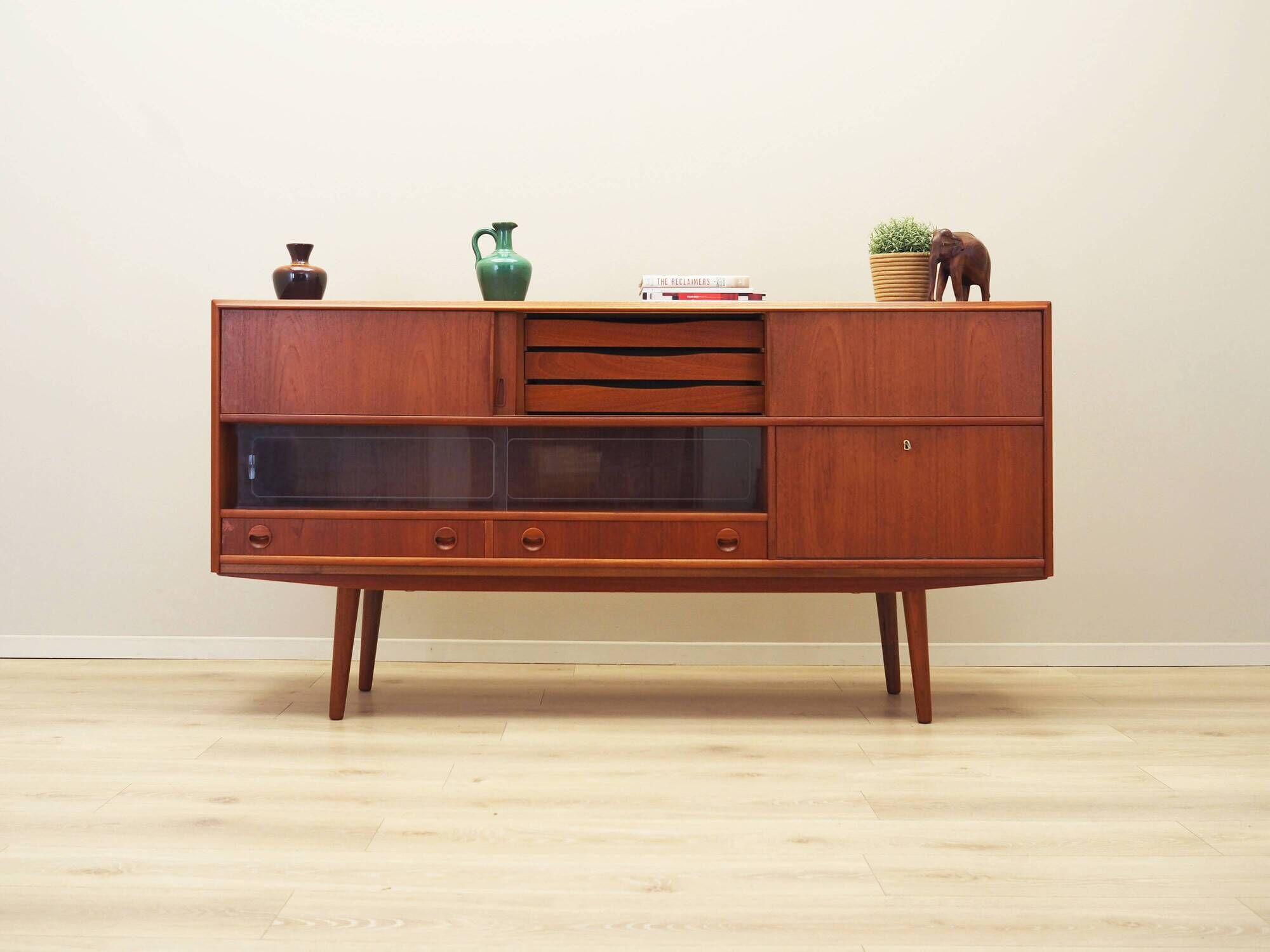 Buffet haut en teck, design danois, années 1970, production : Danemark