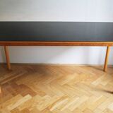 Table basse longue des années 1960 avec verre opaxite noir