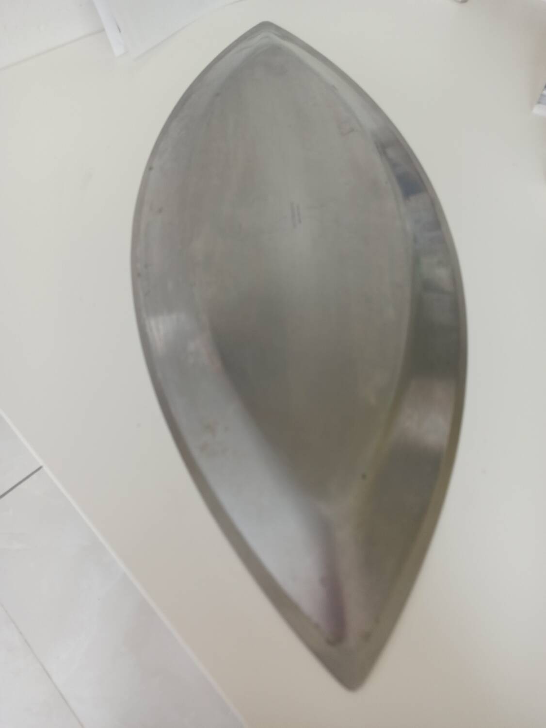 Oval serving dish in solid 18-10 stainless steel. Guy Degrenne