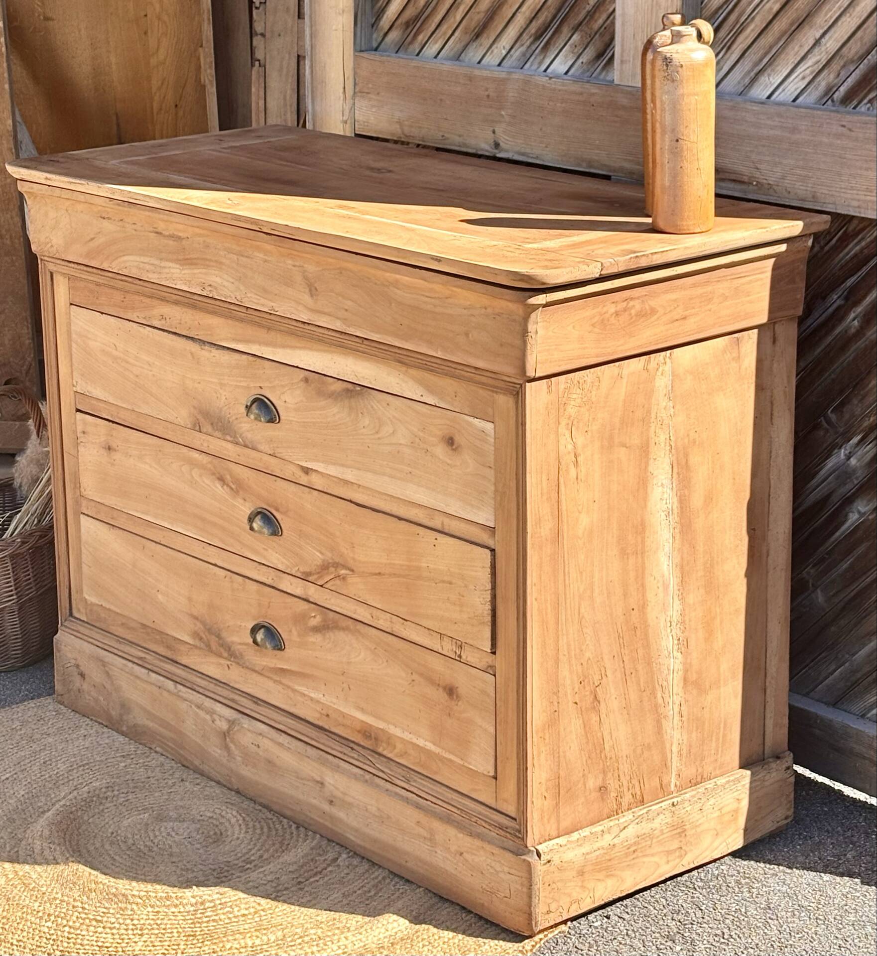 Antique chest of drawers with 4 drawers in raw solid wood.
