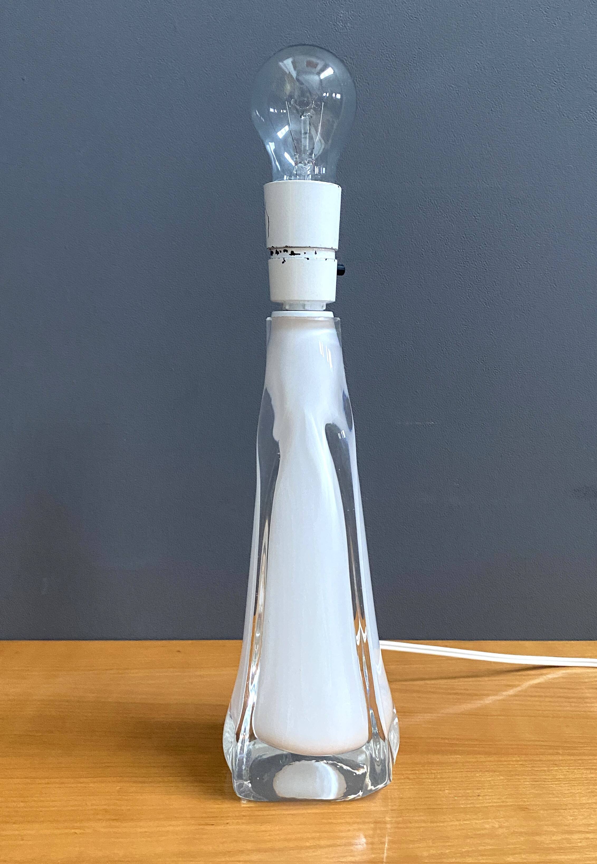 Lampe de table en verre blanc, années 60