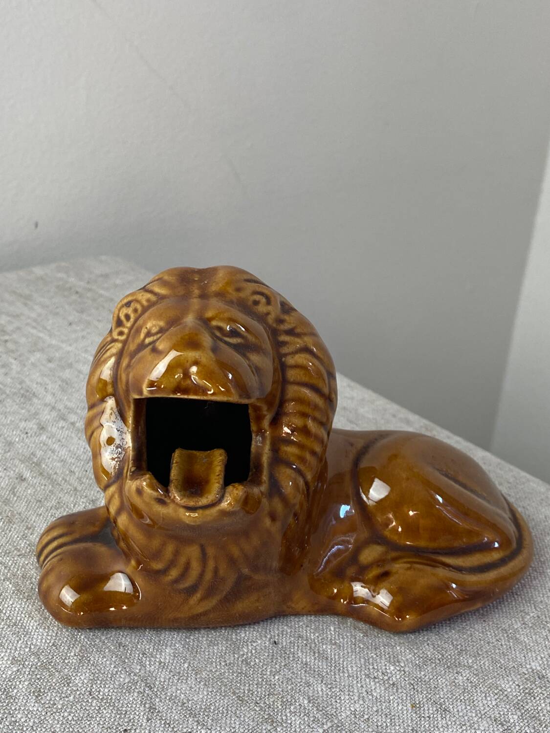 Ceramic lion ashtray