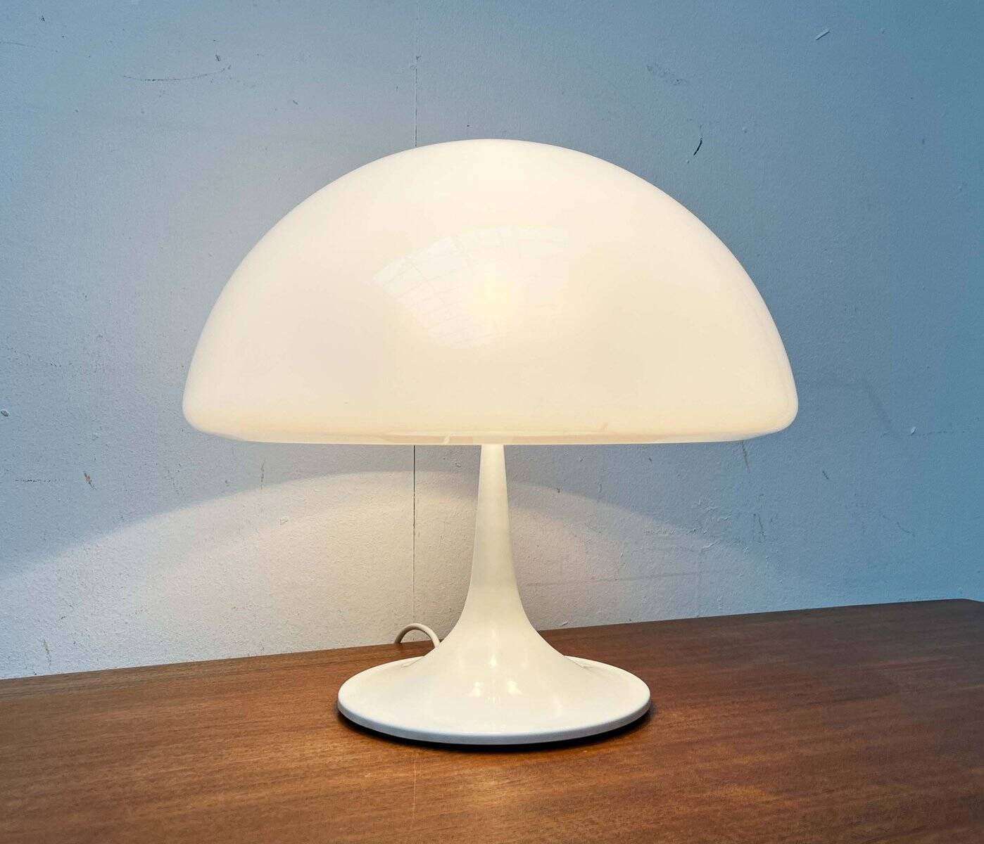Lampe de table italienne de style mid-century moderne de l'ère spatiale par Luigi Massoni pour Guzzini, années 1960.