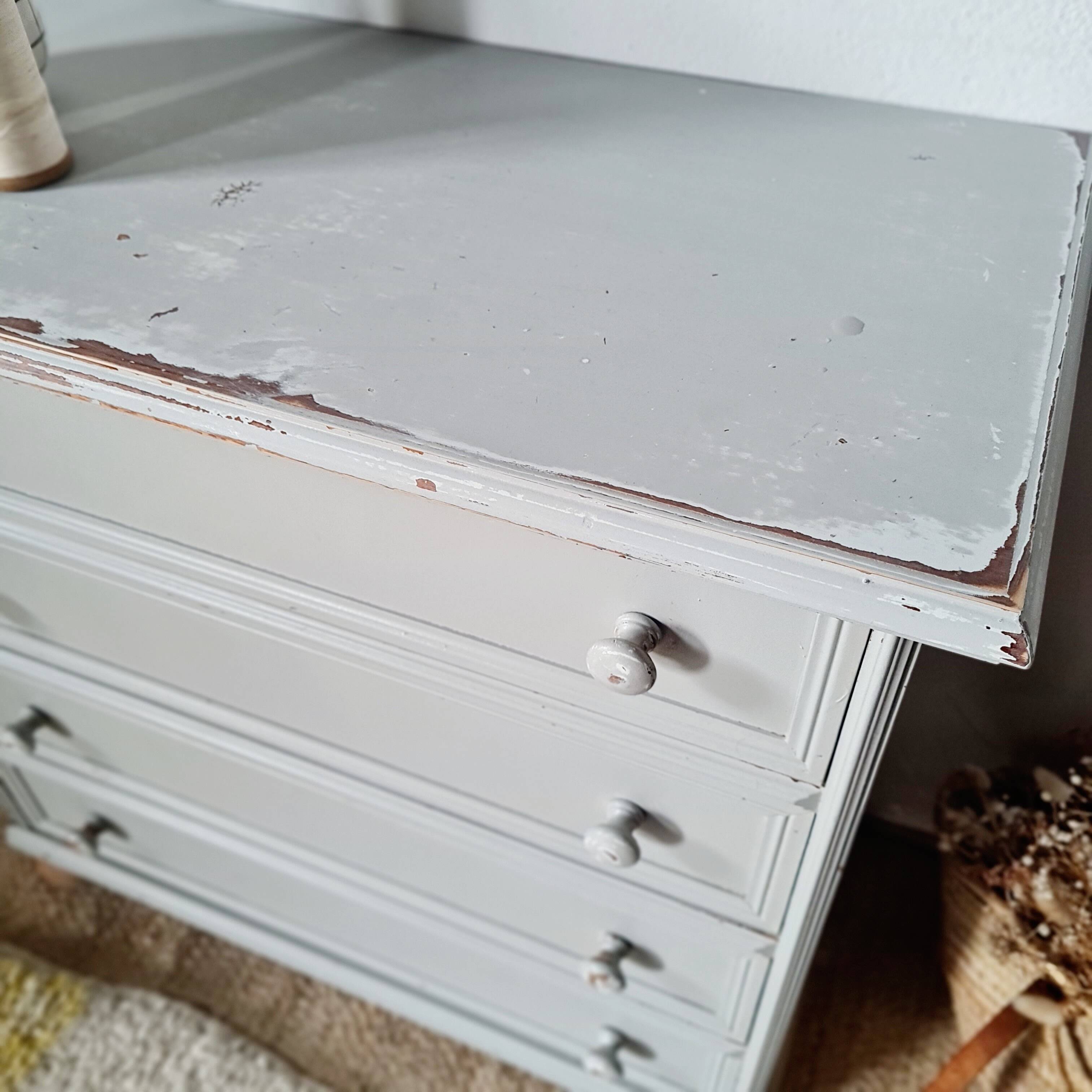Antique chest of drawers with 4 drawers – Patinated pearl grey & ball feet