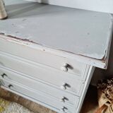 Antique chest of drawers with 4 drawers – Patinated pearl grey & ball feet