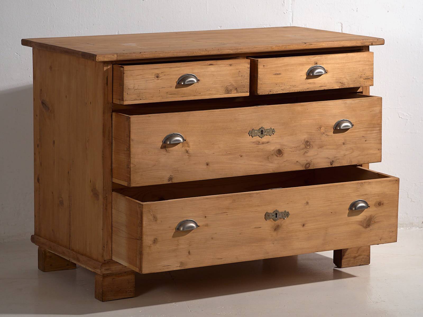 Antique four-drawer chest of drawers (circa 1920)