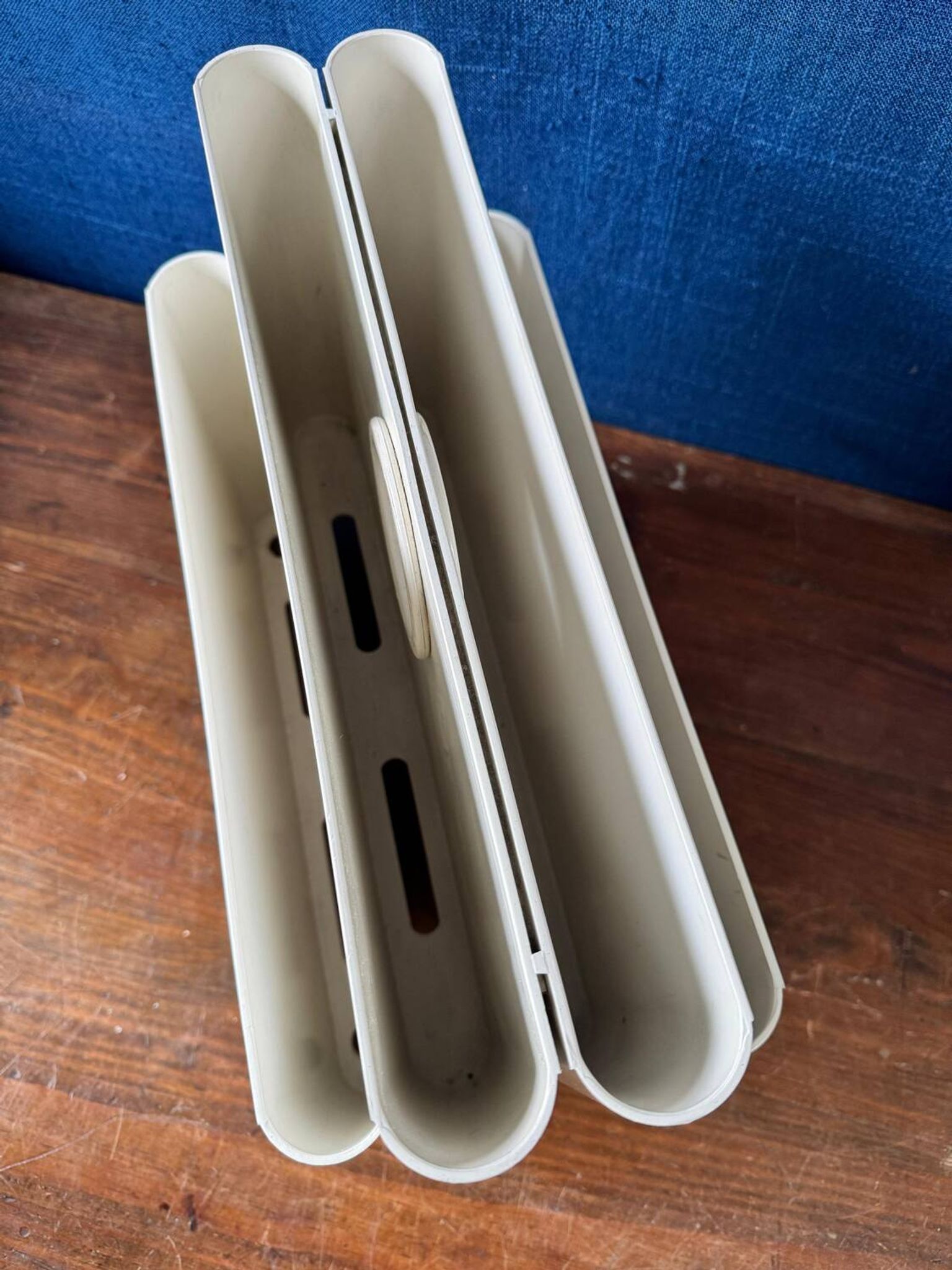 Kartell vintage magazine rack / bookcase – Design Giotto Stoppino
