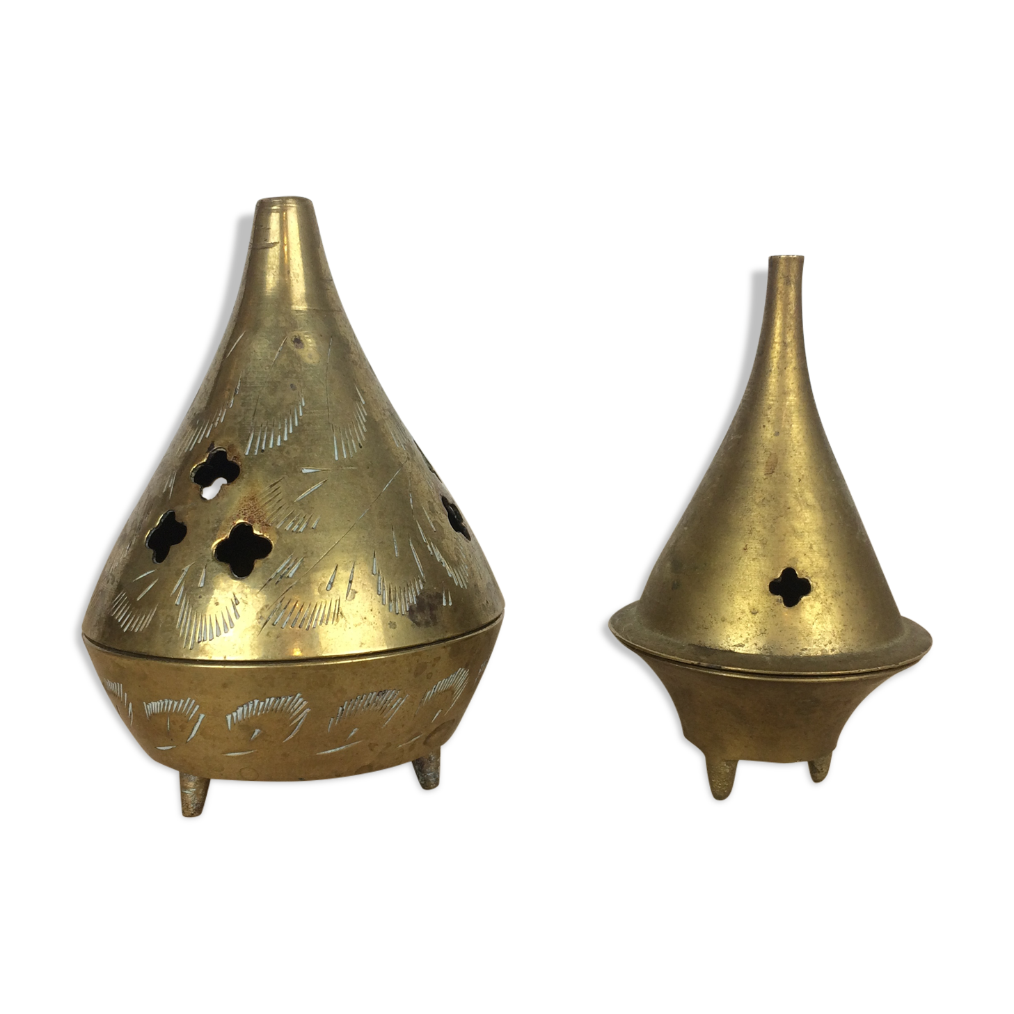 2 conical boxes burns incense in golden brass