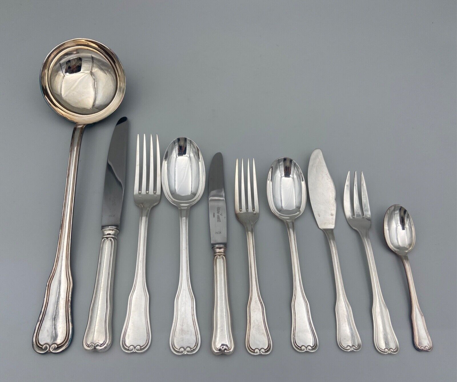 Cutlery set in metal ravinet d'enfert model dauphin 109 pieces