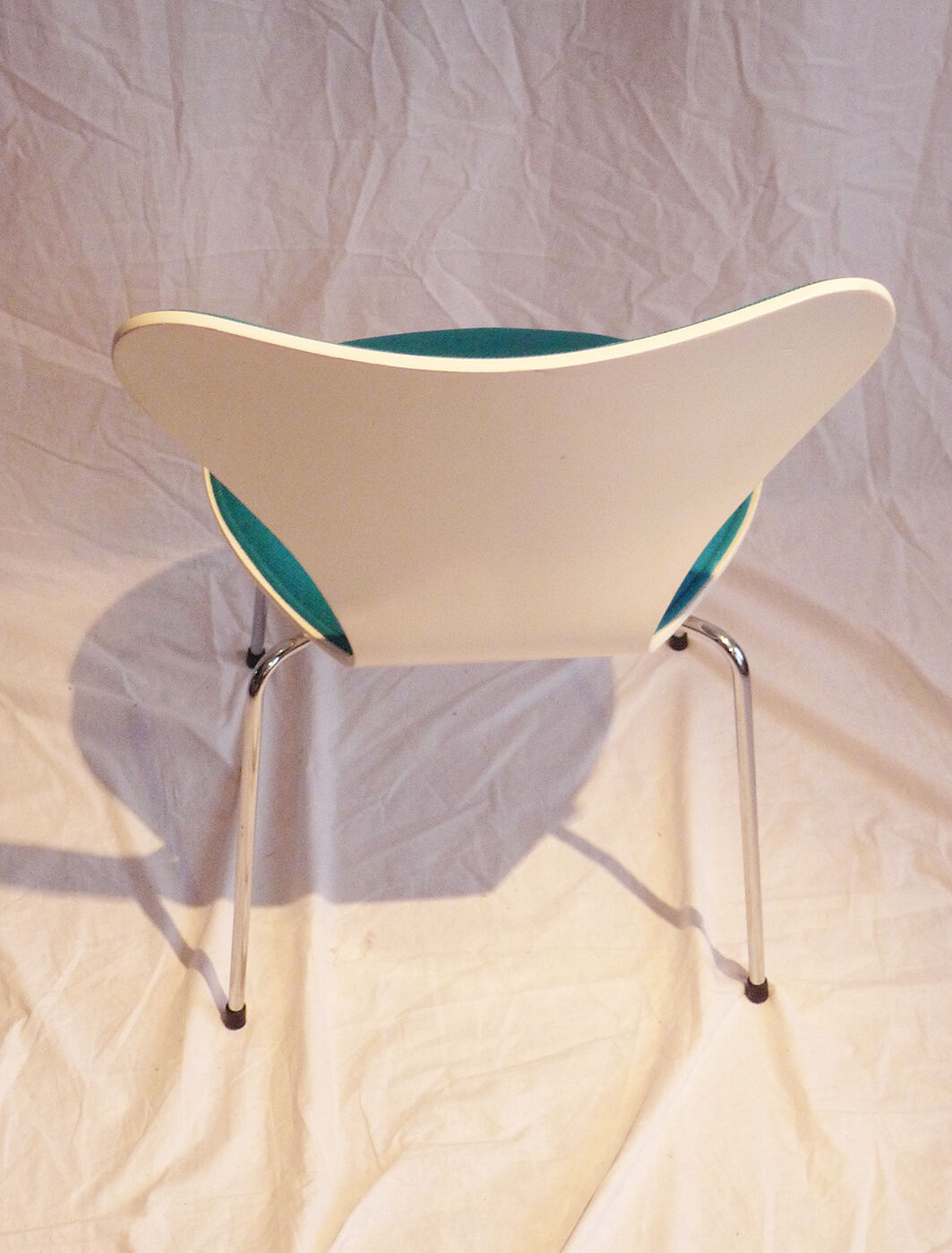 Chaise modèle 3107 tissu turquoise design Jacobsen, édition Fritz hansen