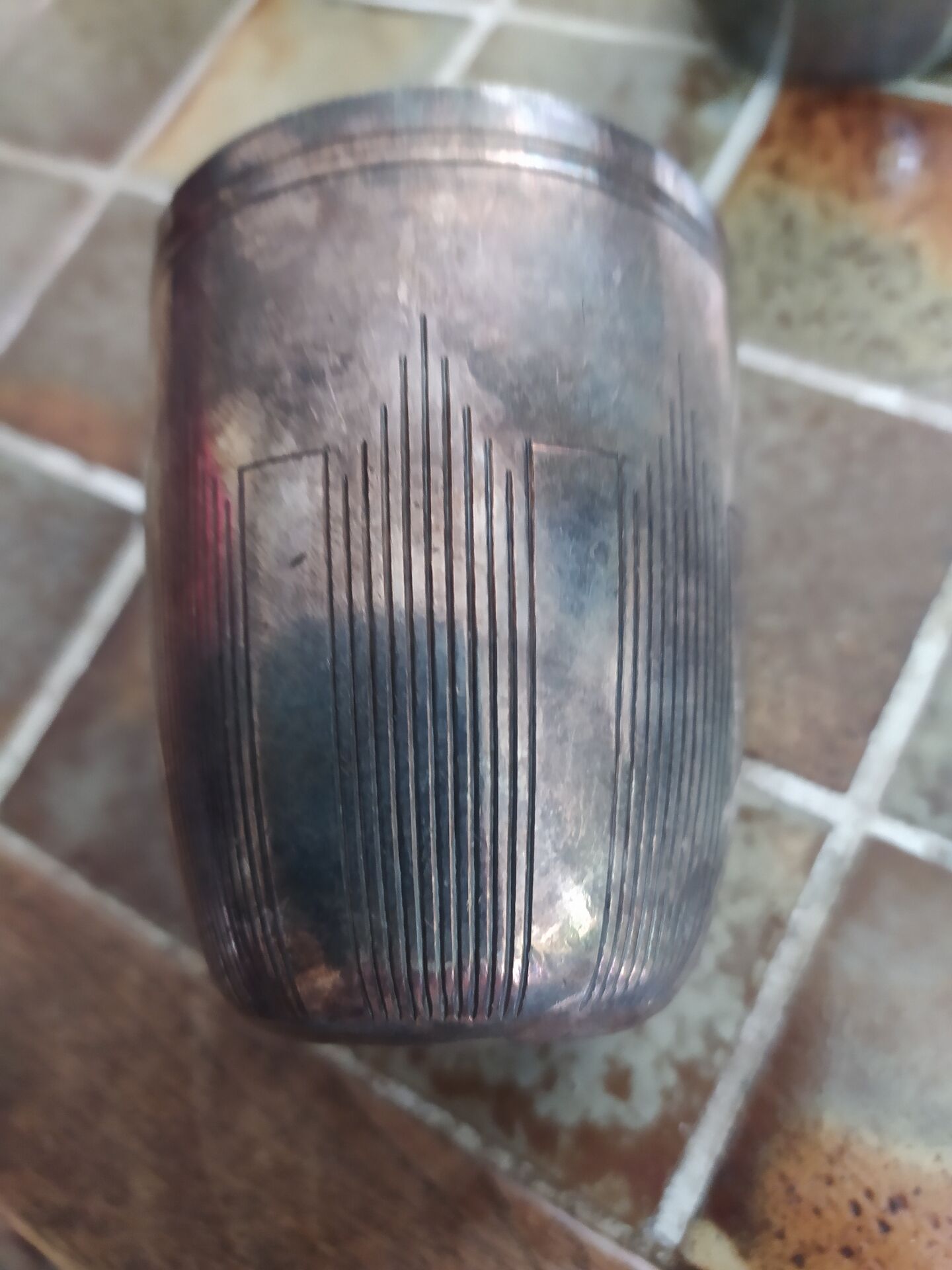 Tasses en métal argenté